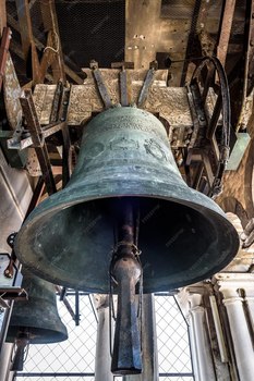 bell-of-the-st-mark-s-campanile-san-marco-venice-italy_788189-8800.jpg